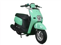 Pieni skootteri värikkäällä muotoilulla